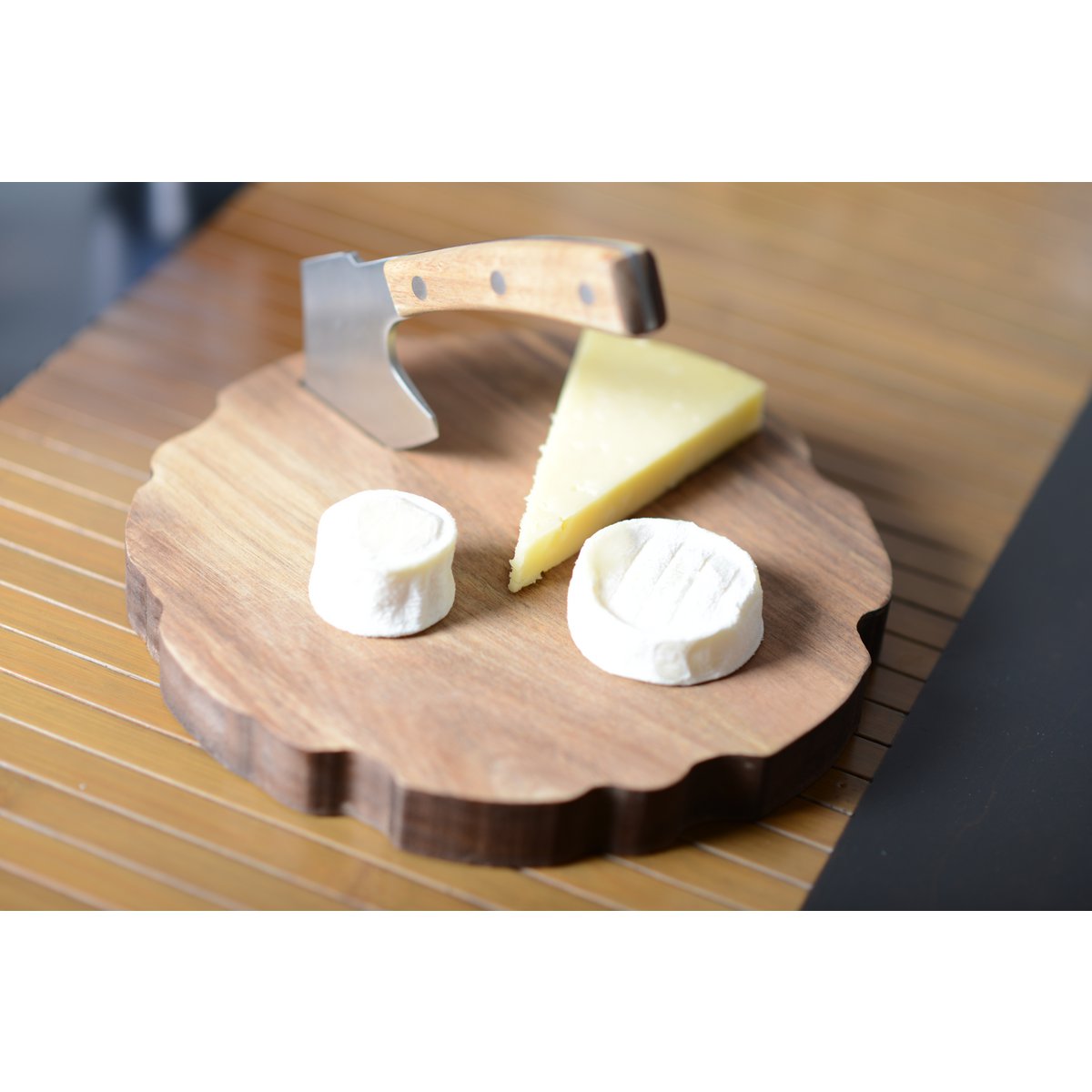 Plateau à fromage avec hache en acacia