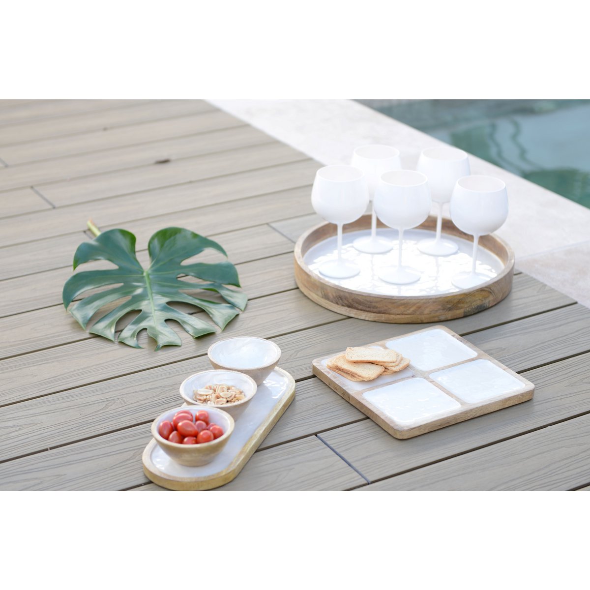 Set apéritif de 3 coupelles blanches sur plateau blanc en bois