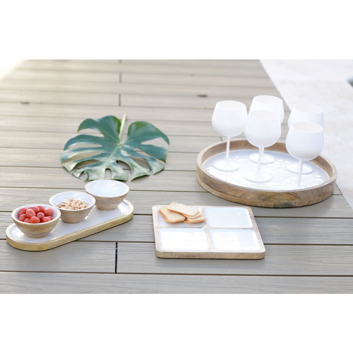 Set apéritif de 3 coupelles blanches sur plateau blanc en bois