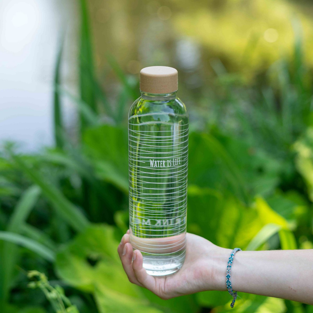 L'EAU C'EST LA VIE Bouteille en verre de 0,7 l