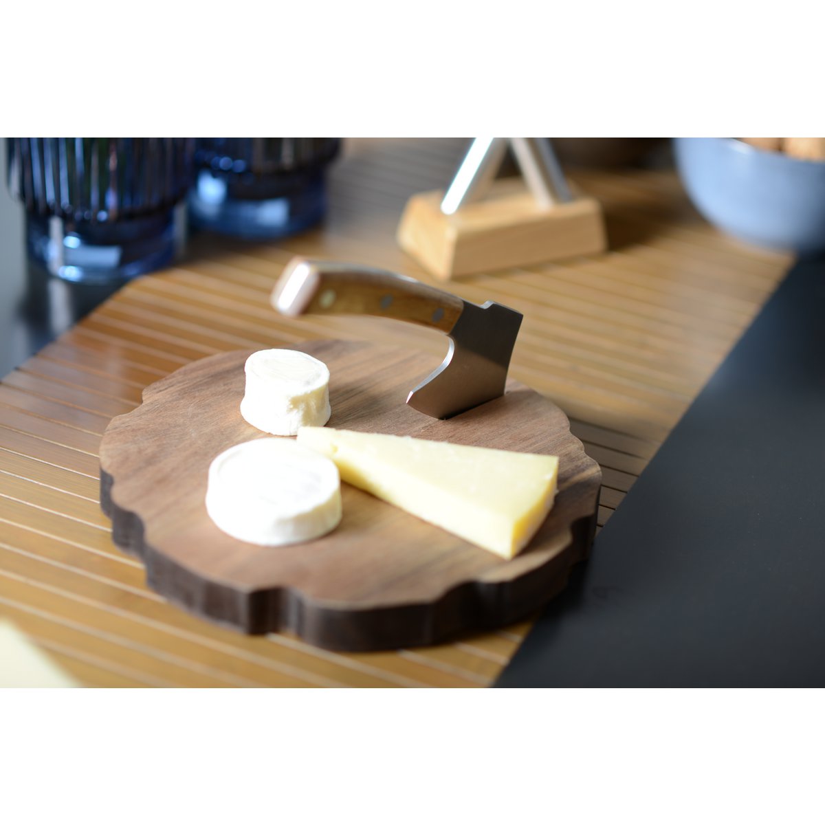 Plateau à fromage avec hache en acacia