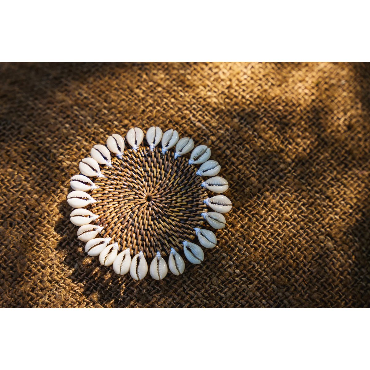 Le Coaster Colonial Shell - Brun Naturel
