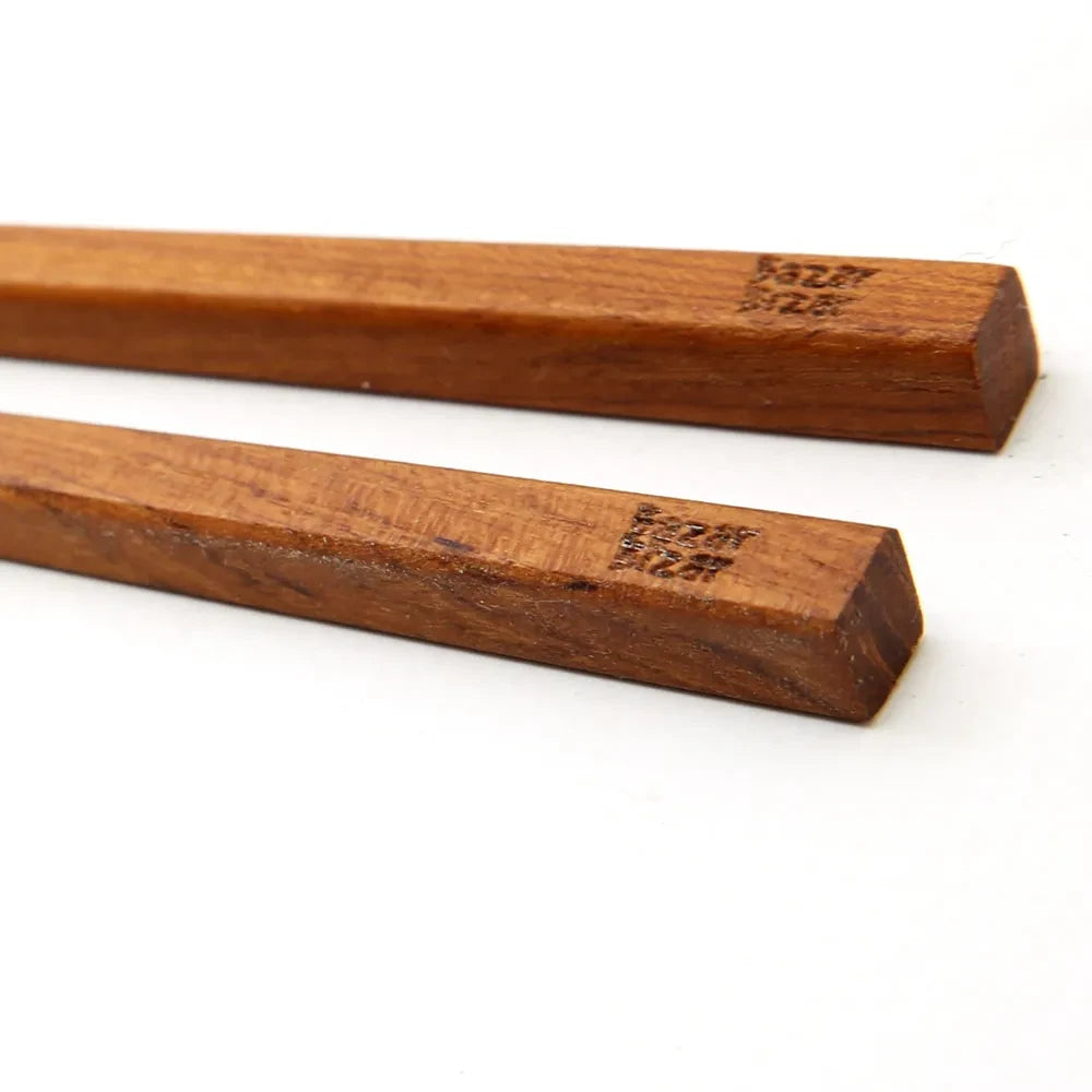 Les baguettes en racine de teck