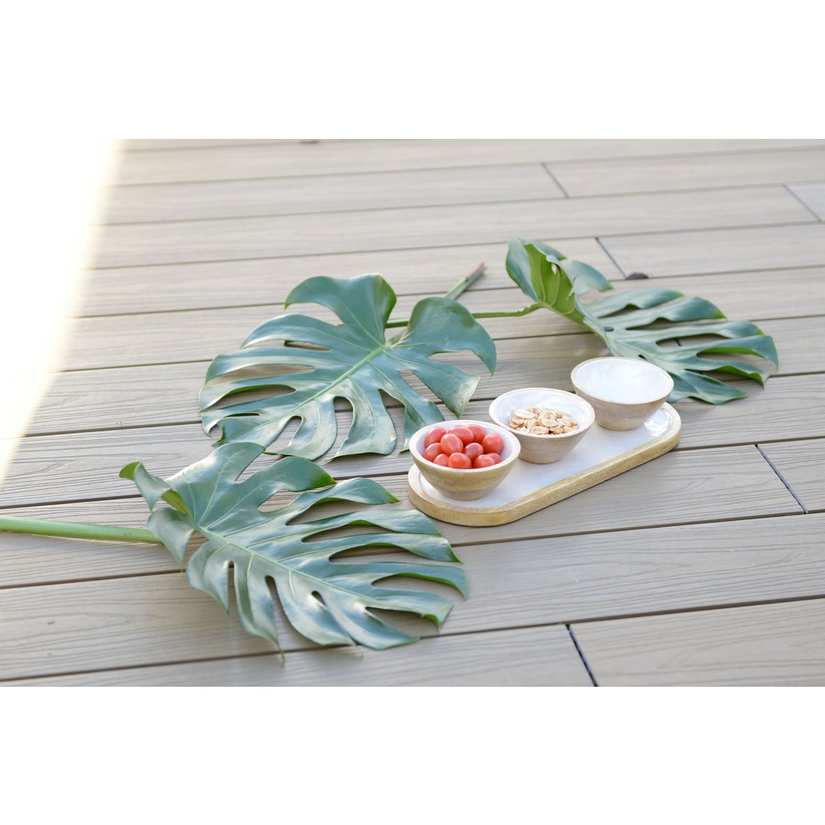Set apéritif de 3 coupelles blanches sur plateau blanc en bois